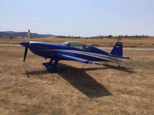 alquiler-avioneta-acrobatica-azul-extra-300-L-rodajes-sealand-motion-01