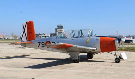 alquiler-avioneta-acrobatica-gris-naranja-Beech-T34-Mentor-ECJKM-rodajes-sealand-motion-01
