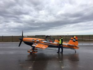 alquiler-avioneta-acrobatica-naranja-extra-330-sc-rodajes-sealand-motion-01