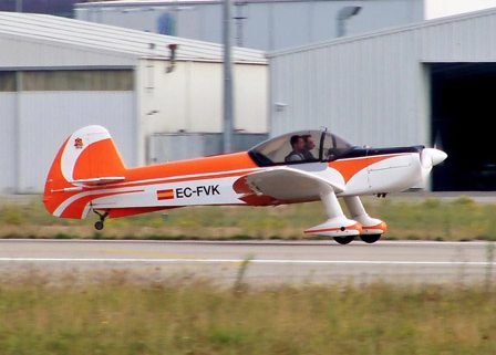 alquiler-avioneta-acrobatica-naranja-zlin-z50-rodajes-sealand-motion